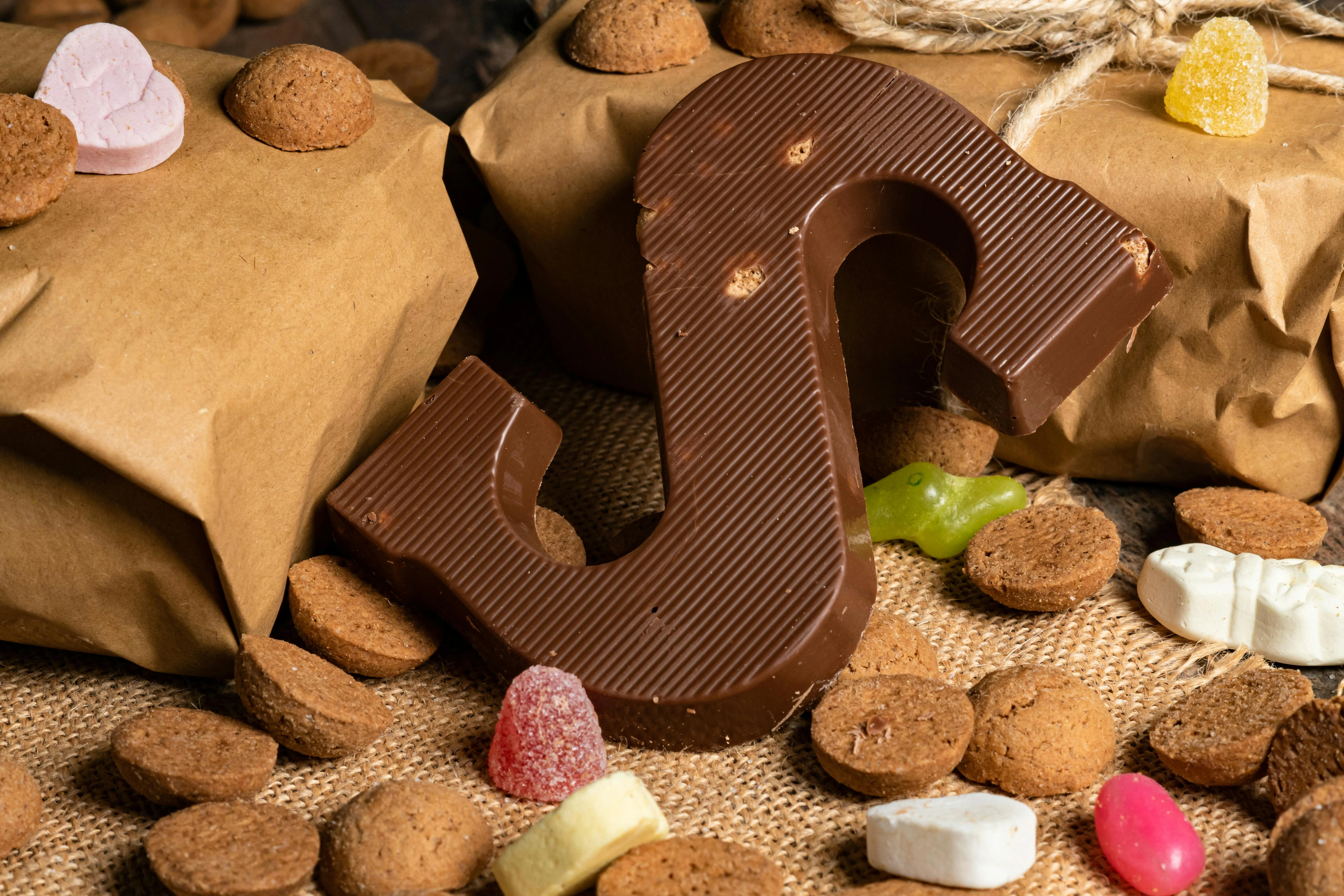 Chocoladeletter en pepernoten - Leukste Sinterklaascadeau.nl